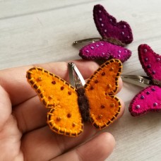 Lasnica oranžen metuljček z vezenimi detajli
