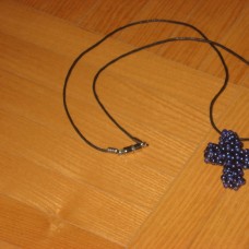 Ogrlica - temno moder mali križ