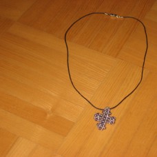Ogrlica - sivo srebrn mali križ