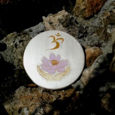 Lotosov cvet in OM -Reiki simbol na lesenem krogu.