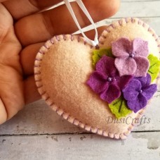 Dekorativni srček iz filca z lila rožicami