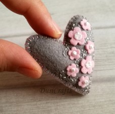 Broška majhen srček iz filca z rožicami