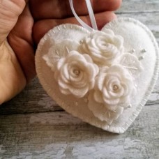 Dekorativni srček iz filca z belimi vrtnicami