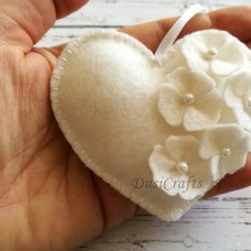 Dekorativni srček iz filca z belimi rožicami