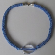 Kvačkana ogrlica iz bombažnih trakcev v modri barvi