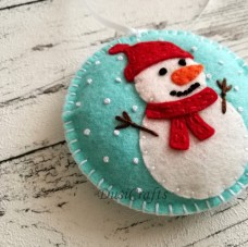 Božični okraski - snežak na svetlo modrem ozadju