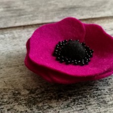 Broška roža - anemona v rdeče vijolični barvi