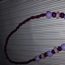 Collana z veliki viola perlami