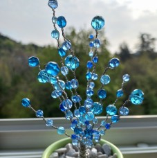 Drevo z modrimi kristalčki